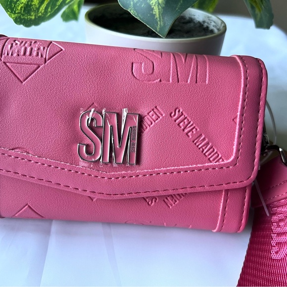 Steve Madden Handbags - Steve Madden Pink Women's Trifold wallet. NWT